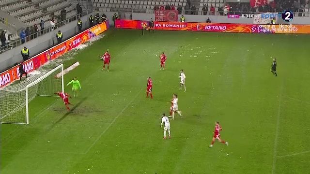 Rușinos și inexplicabil! Dinamovistul Bena, autogol cum rar se vede în meciul cu Oțelul_10