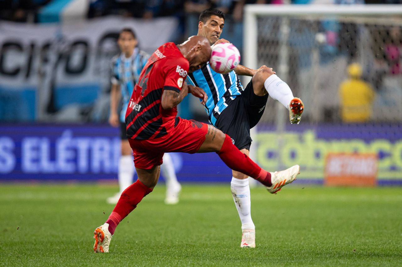 Luis Suarez, ales la 37 de ani cel mai bun fotbalist al campionatului! Lionel Messi &icirc;l așteaptă acum la echipă