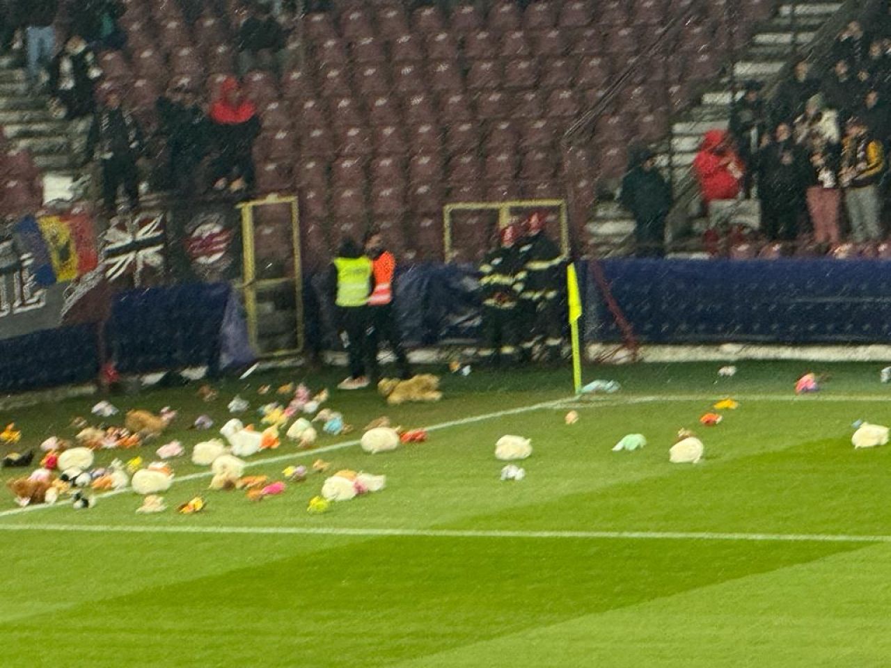 Fanii lui CFR Cluj au aruncat cu jucării pe teren la meciul cu FCSB!_2