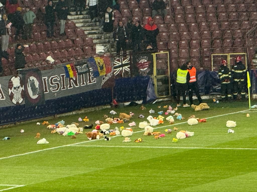 Fanii lui CFR Cluj au aruncat cu jucării pe teren la meciul cu FCSB!_3