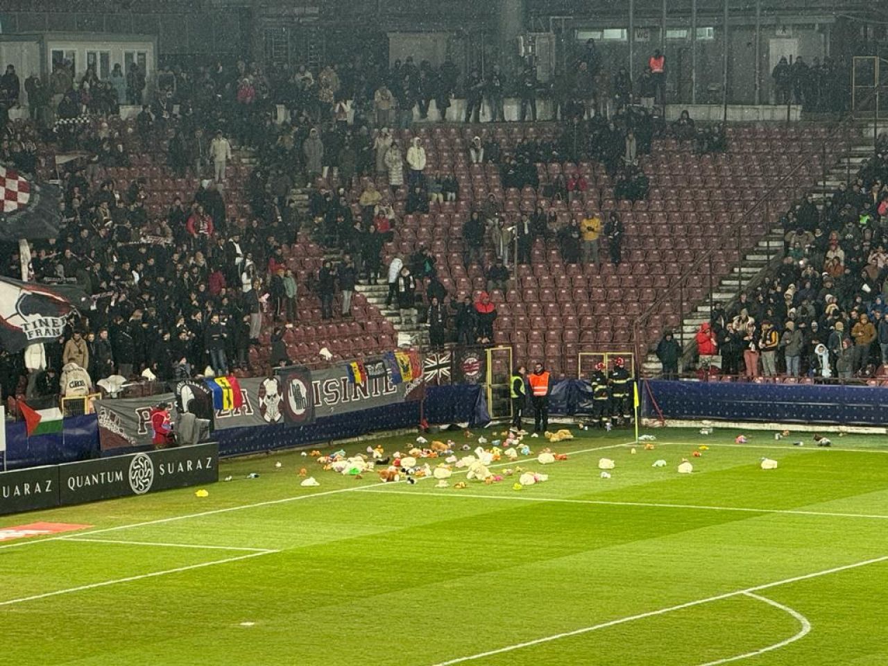 Fanii lui CFR Cluj au aruncat cu jucării pe teren la meciul cu FCSB!_1