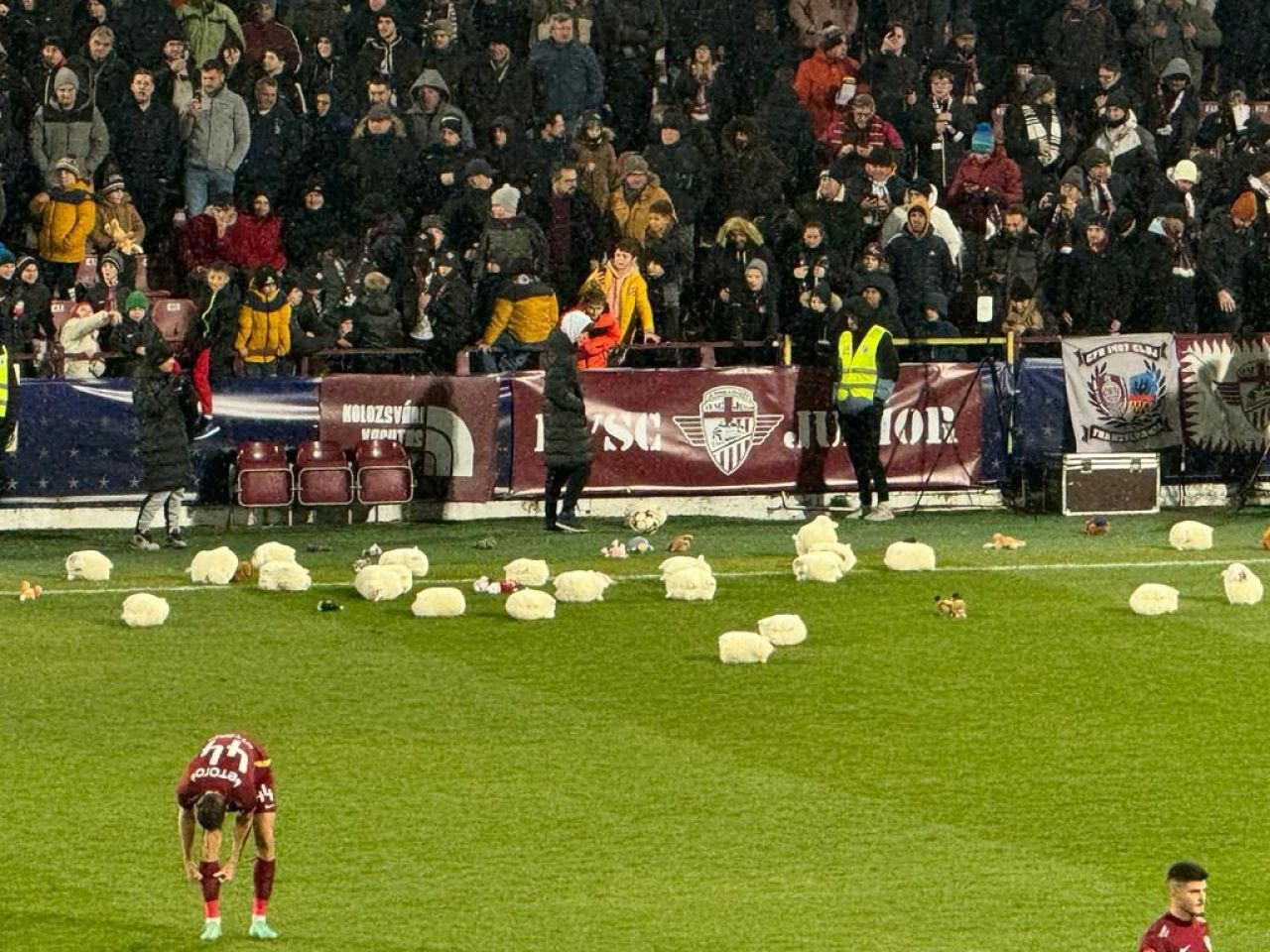 Fanii lui CFR Cluj au aruncat cu jucării pe teren la meciul cu FCSB!_5