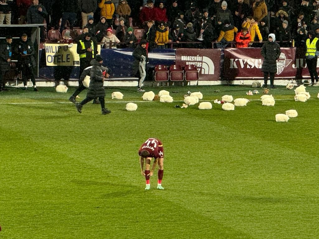 Fanii lui CFR Cluj au aruncat cu jucării pe teren la meciul cu FCSB!_6