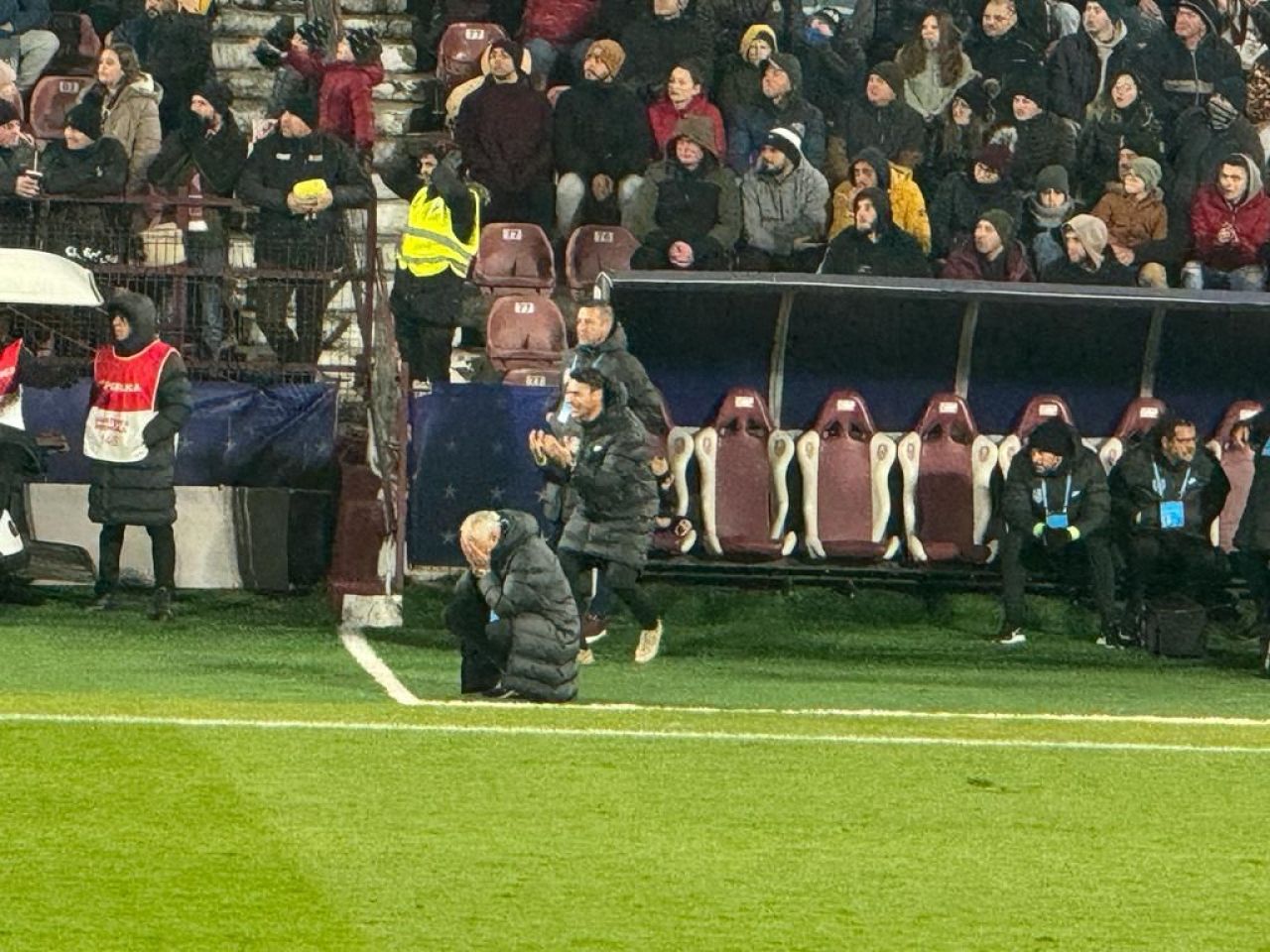 Reacție fără precedent! Andrea Mandorlini a îngenuncheat la propriu după golul FCSB-ului cu CFR Cluj_2