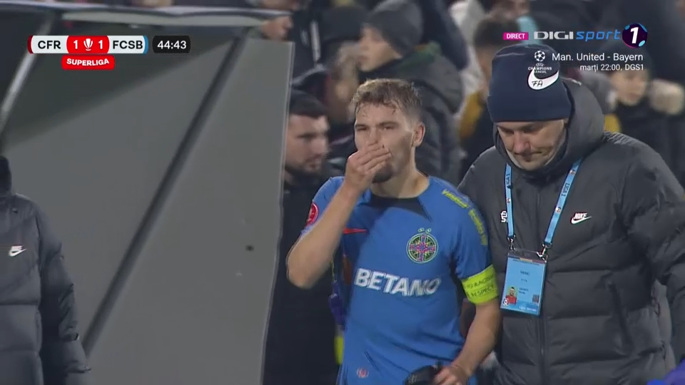 Pierdere importantă pentru FCSB! Darius Olaru a ieșit pe brațe, în finalul primei reprize cu CFR Cluj_4