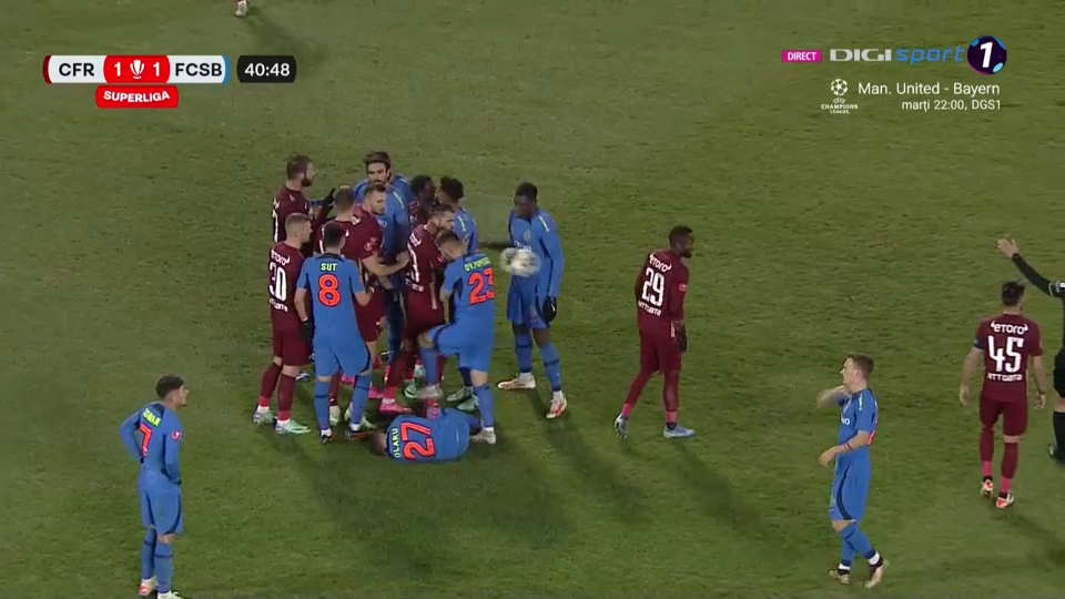 Pierdere importantă pentru FCSB! Darius Olaru a ieșit pe brațe, în finalul primei reprize cu CFR Cluj_8