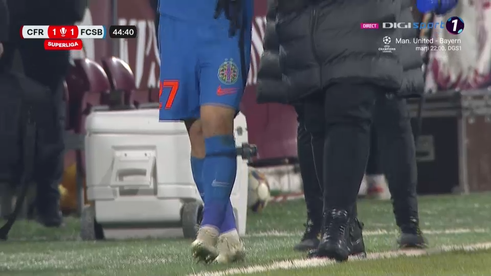 Pierdere importantă pentru FCSB! Darius Olaru a ieșit pe brațe, în finalul primei reprize cu CFR Cluj_15