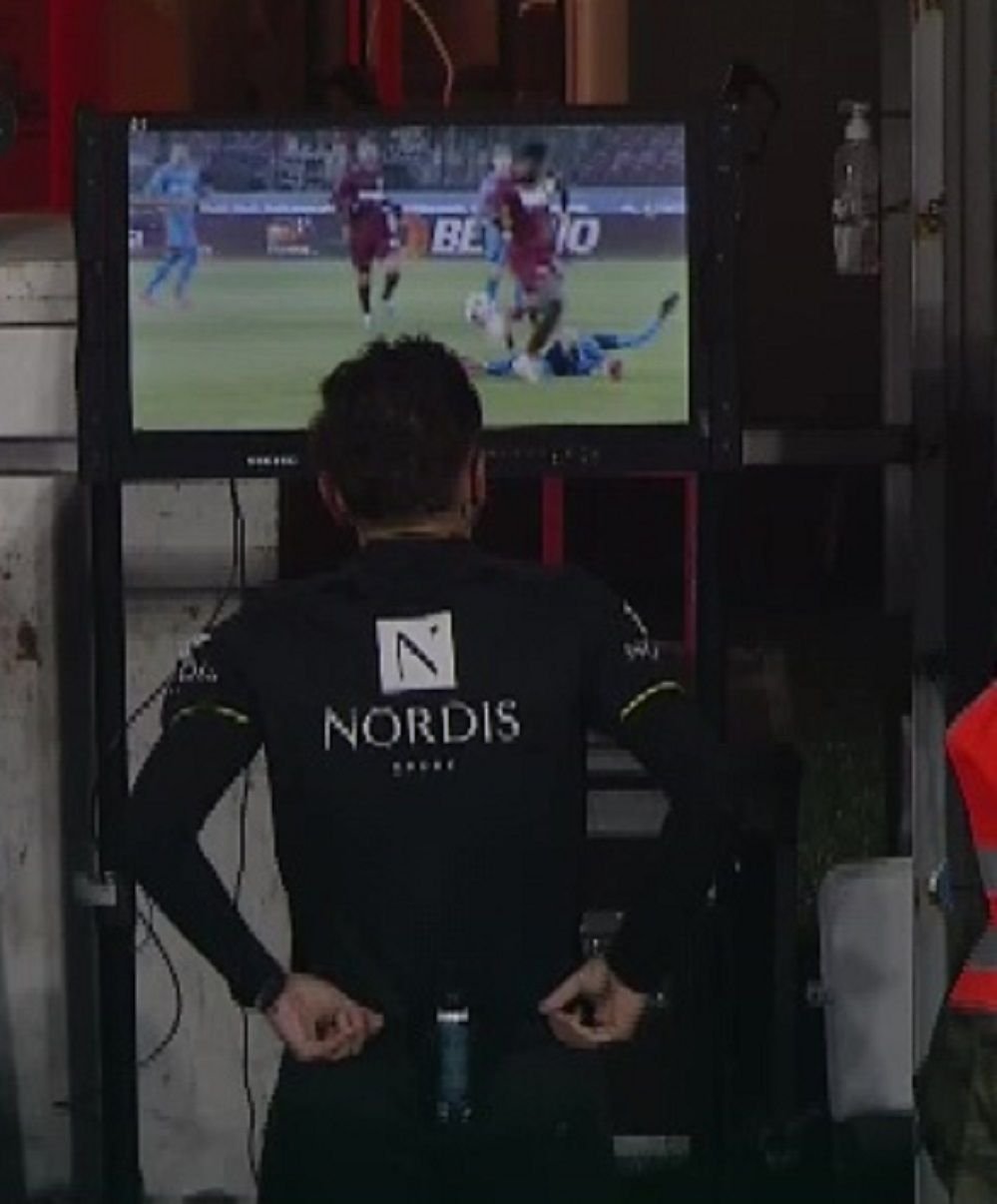 Doi antrenori cu experiență în Liga 1 au comentat golul anulat lui FCSB din meciul cu CFR Cluj_4