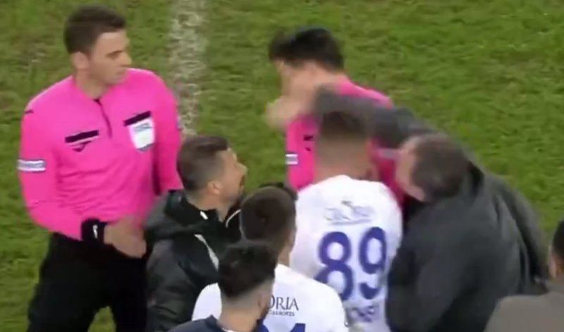 Scene absolut șocante în Turcia sub privirile lui Moruțan: arbitru bătut de președinte și călcat în picioare de jucători_2