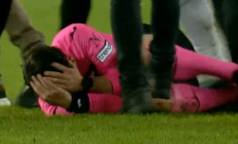 Scene absolut șocante în Turcia sub privirile lui Moruțan: arbitru bătut de președinte și călcat în picioare de jucători_4