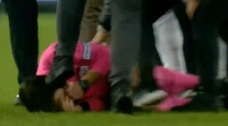 Scene absolut șocante în Turcia sub privirile lui Moruțan: arbitru bătut de președinte și călcat în picioare de jucători_5