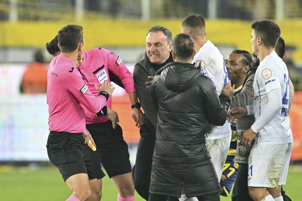 Scene absolut șocante în Turcia sub privirile lui Moruțan: arbitru bătut de președinte și călcat în picioare de jucători_8