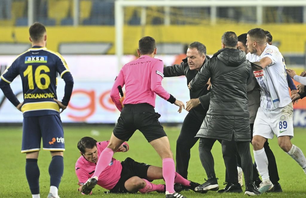 Scene absolut șocante în Turcia sub privirile lui Moruțan: arbitru bătut de președinte și călcat în picioare de jucători_12
