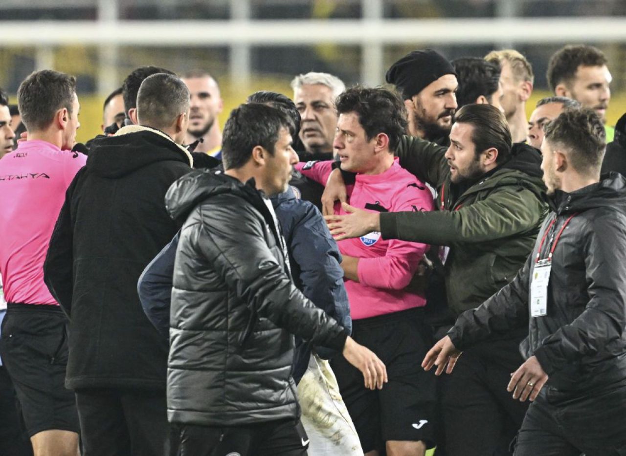 Cum se simte Halil Umut Meler, arbitrul luat la pumni pe teren, în Turcia. Decizia luată la doar câteva ore după teribilul eveniment_5