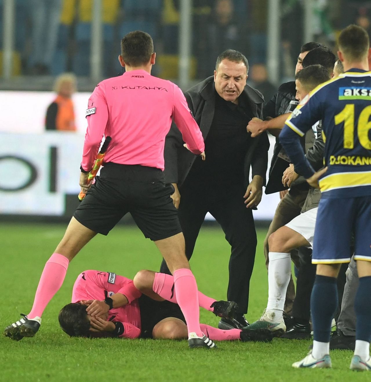 Cine este Koca, oficialul care a lovit cu pumnul un arbitru, și o primă reacție dezgustătoare: „Am vrut să-l scuip!”_2