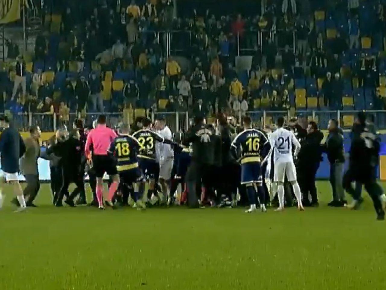 Ce nu s-a văzut la TV în Ankaragucu - Rizespor. Arbitrul a fost filmat în timp ce jucătorii îl călcau în picioare_2