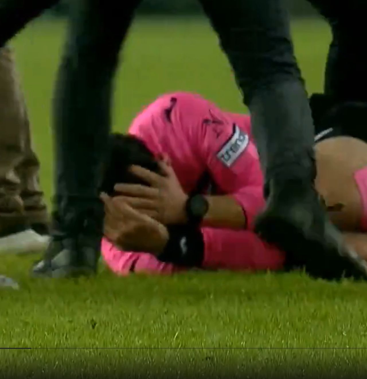 Ce nu s-a văzut la TV în Ankaragucu - Rizespor. Arbitrul a fost filmat în timp ce jucătorii îl călcau în picioare_1