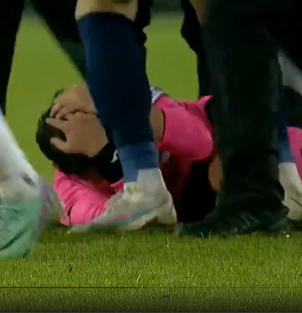 Ce nu s-a văzut la TV în Ankaragucu - Rizespor. Arbitrul a fost filmat în timp ce jucătorii îl călcau în picioare_3
