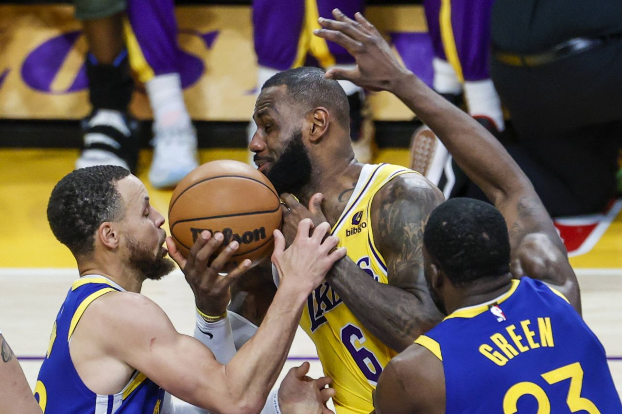 După ce și-a str&acirc;ns de g&acirc;t un adversar, starul din NBA l-a trimis acum la podea cu o lovitură pe altul!