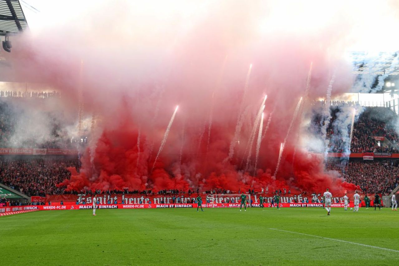 Amendă record! Clubul care este obligat să plătească aproape 600.000 de euro pentru show-ul pirotehnic dintr-un derby_2