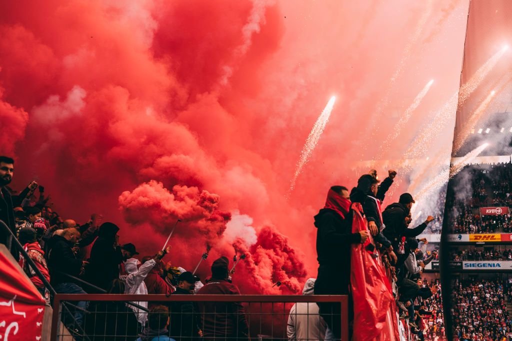 Amendă record! Clubul care este obligat să plătească aproape 600.000 de euro pentru show-ul pirotehnic dintr-un derby_4
