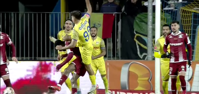 Penalty neacordat pentru Rapid &icirc;n meciul cu Petrolul? Cum au comentat specialiștii