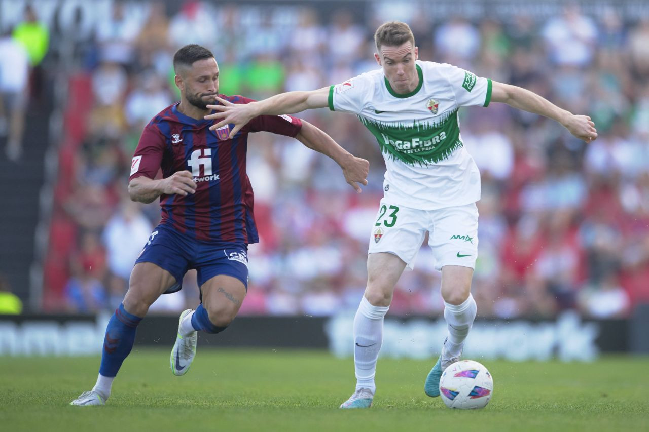 Meci nebun cu Florin Andone &icirc;n teren, remontada după 0-3 &icirc;n minutul 75 și cu antrenorul rom&acirc;nului d&acirc;nd primul ajutor unui spectator!