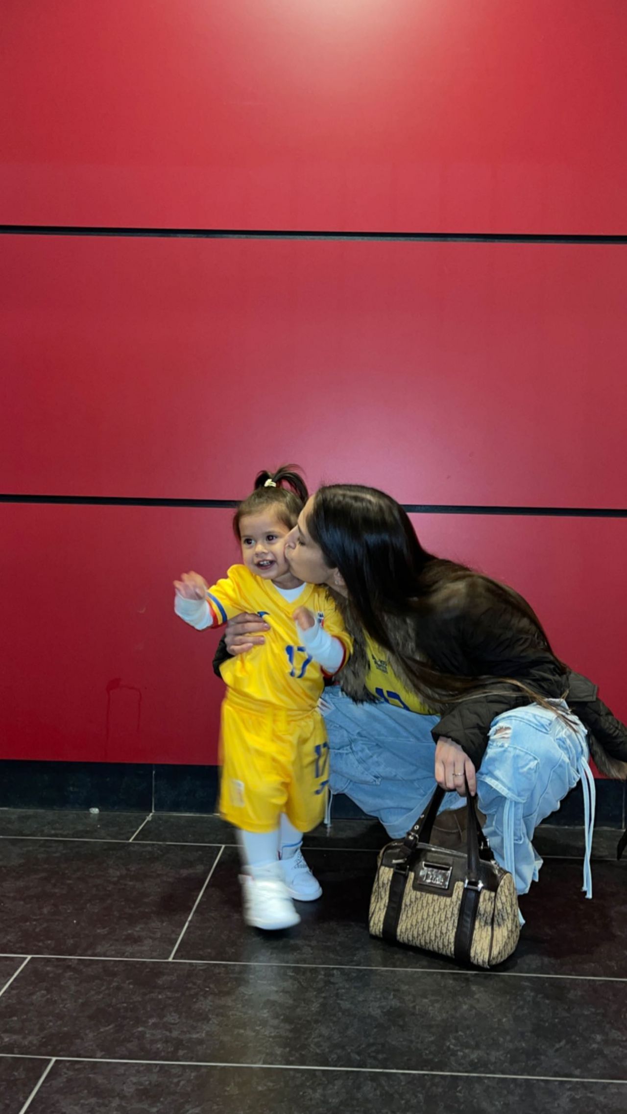 Moment emoționant! Fetița lui Florinel Coman a început să plângă când și-a văzut tatăl ieșind din teren pe Arena Națională! Ioana a filmat tot_24