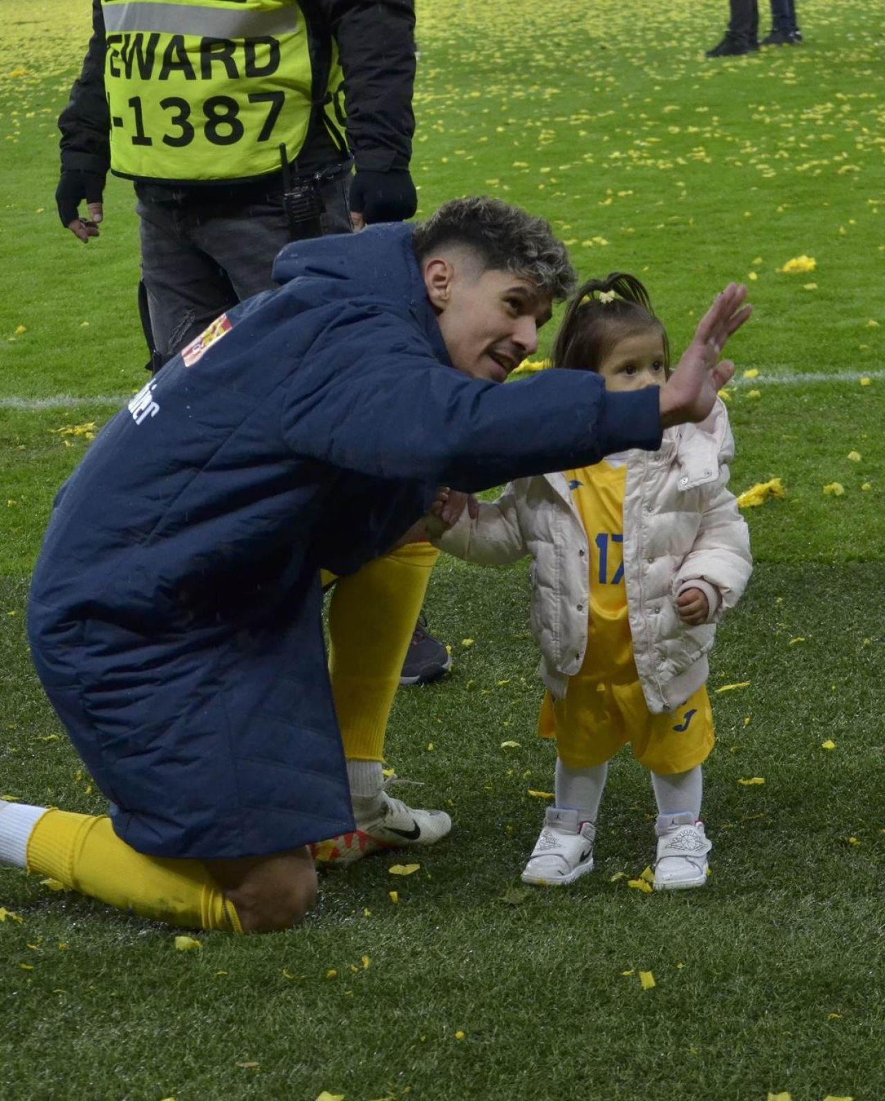 Moment emoționant! Fetița lui Florinel Coman a început să plângă când și-a văzut tatăl ieșind din teren pe Arena Națională! Ioana a filmat tot_25