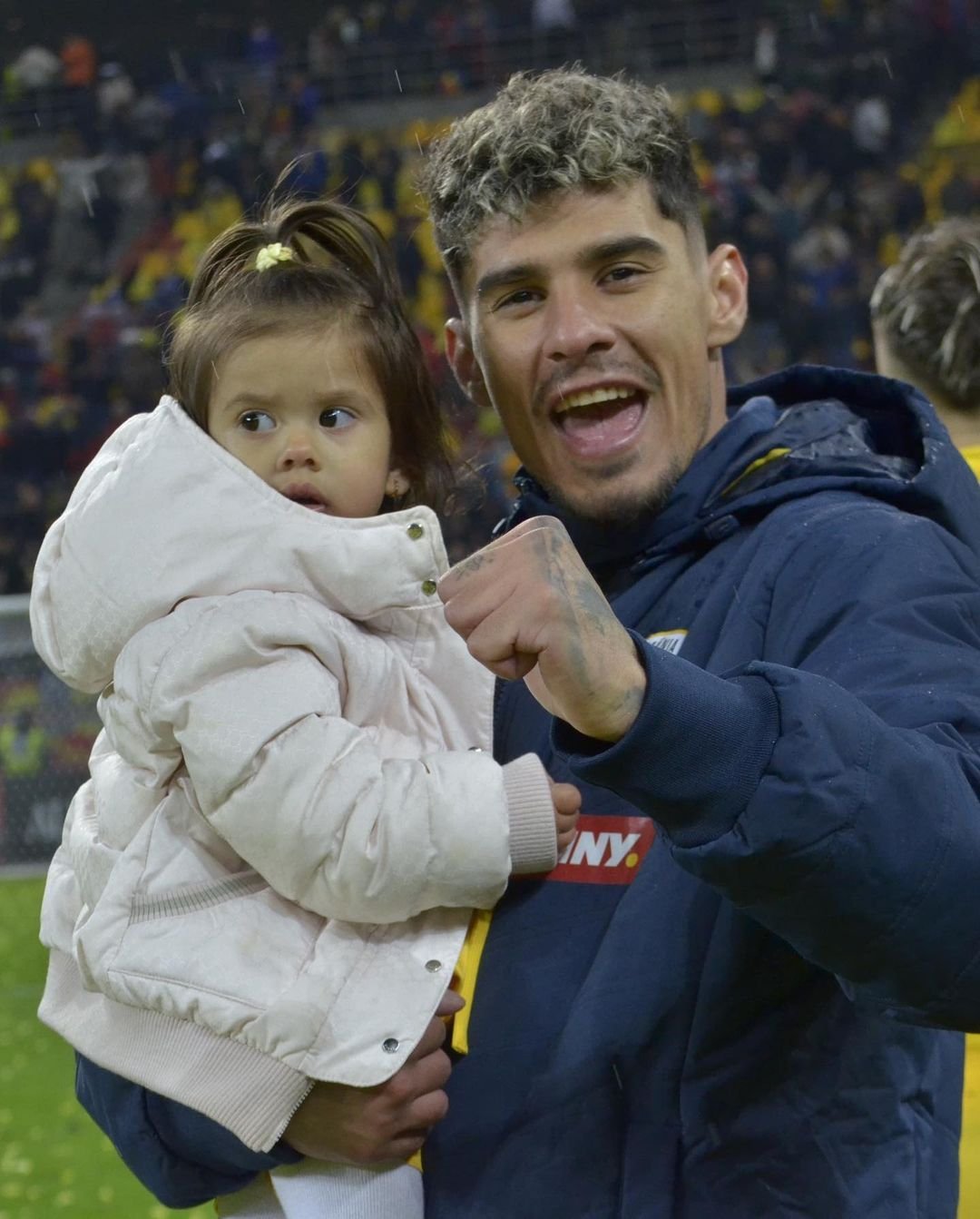Moment emoționant! Fetița lui Florinel Coman a început să plângă când și-a văzut tatăl ieșind din teren pe Arena Națională! Ioana a filmat tot_26