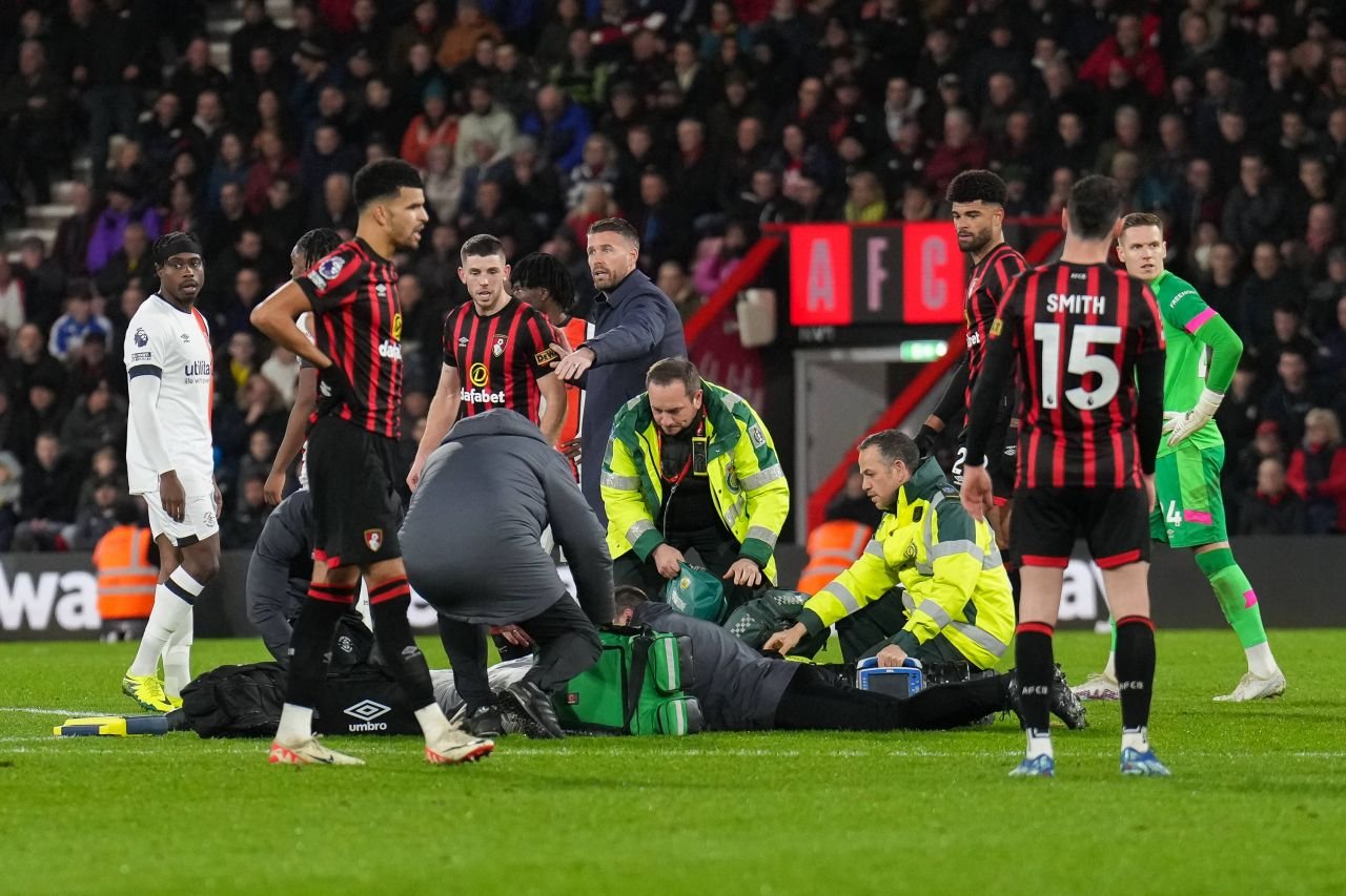 Decizia bizară luată cu privire la meciul Bournemouth - Luton din Premier League, suspendat după ce Tom Lockyer s-a prăbușit pe teren