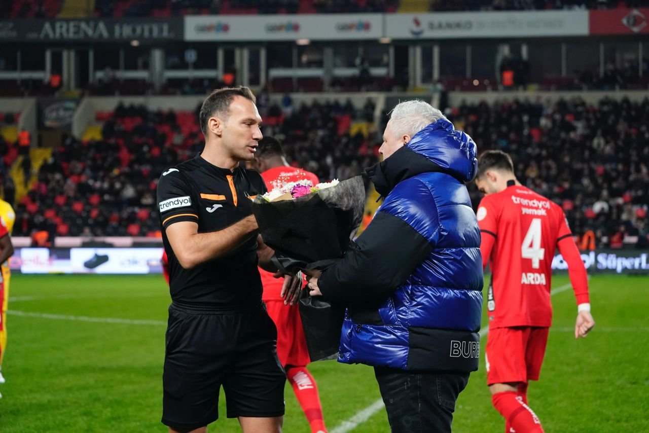 Marius Șumudică, protagonistul unui gest superb pentru arbitrul partidei dintre Gaziantep și Adana Demirspor_2