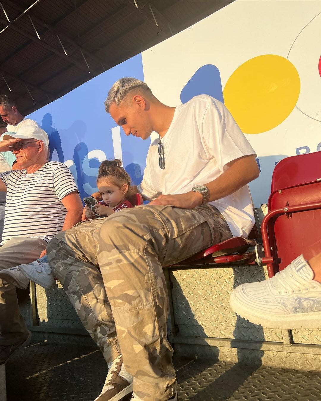 Moment viral! Cum a reacționat Victoria, fata cea mare a lui Cristi Manea, când fotbalistul i-a dăruit echipamentul lui CFR Cluj _4
