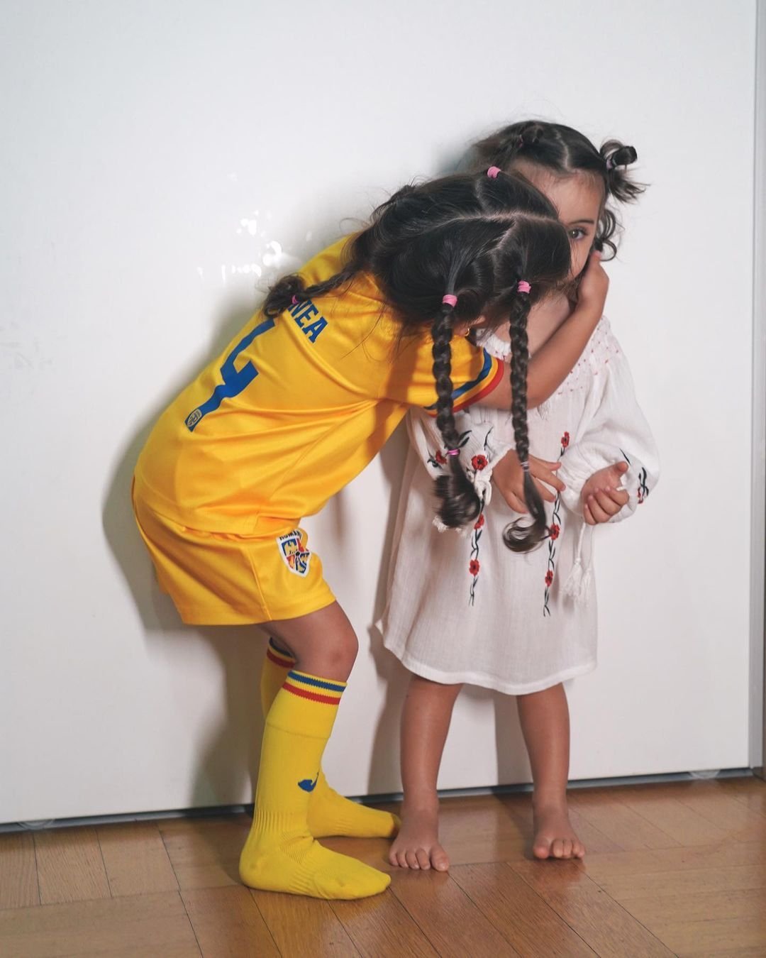 Moment viral! Cum a reacționat Victoria, fata cea mare a lui Cristi Manea, când fotbalistul i-a dăruit echipamentul lui CFR Cluj _29