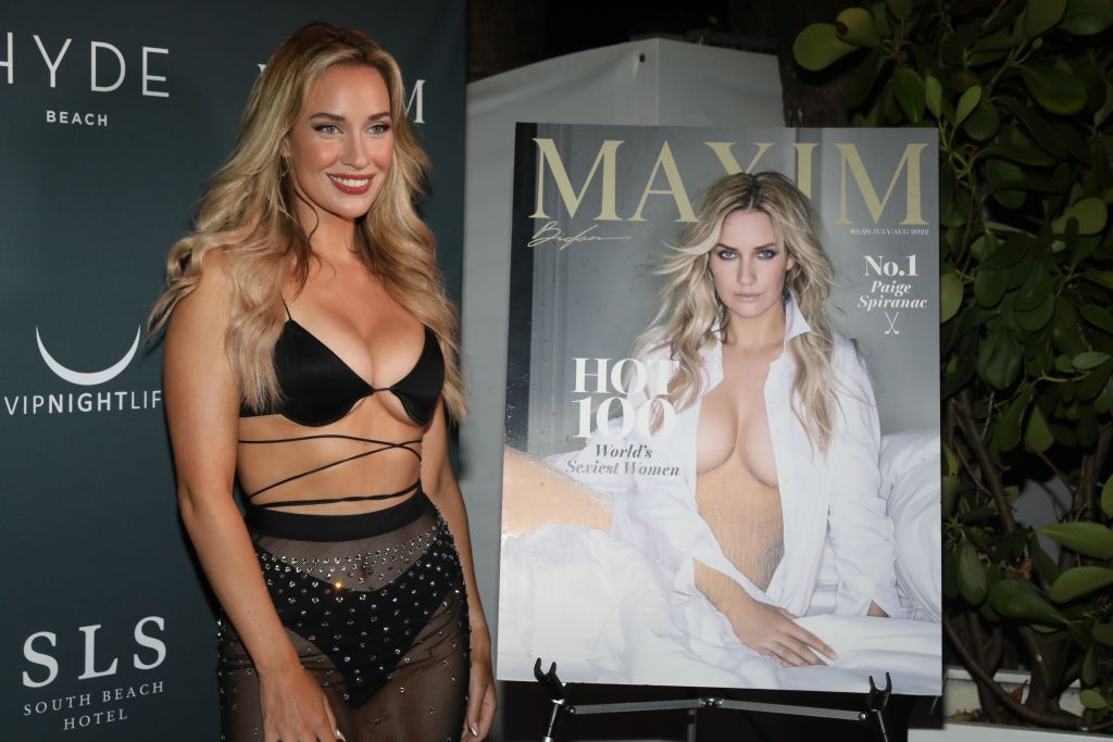 Cea mai sexy femeie din lume s-a îmbrăcat în lenjerie festivă și și-a smuls sutienul pe internet_105