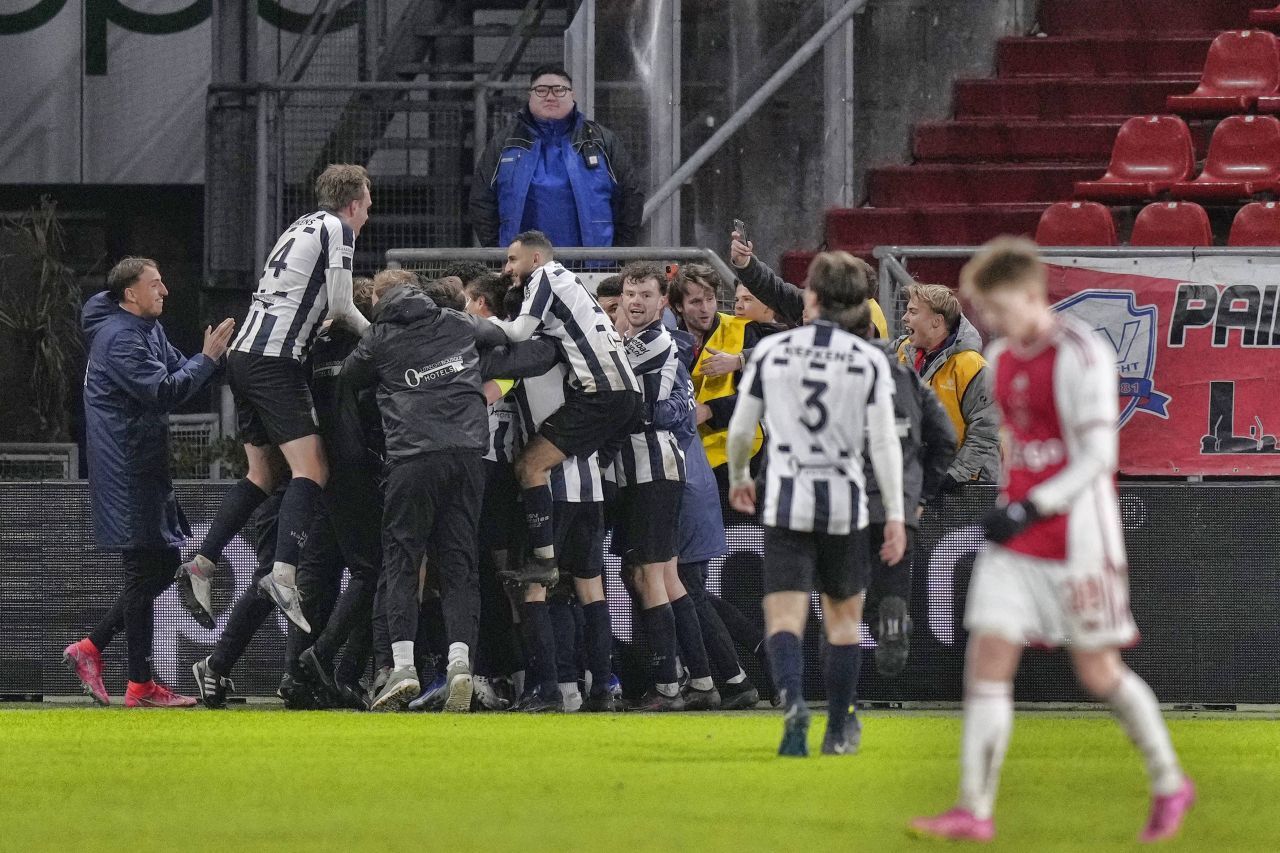 Rușine istorică pentru Ajax! A fost eliminată din Cupa Olandei de o echipă de Liga 4_1