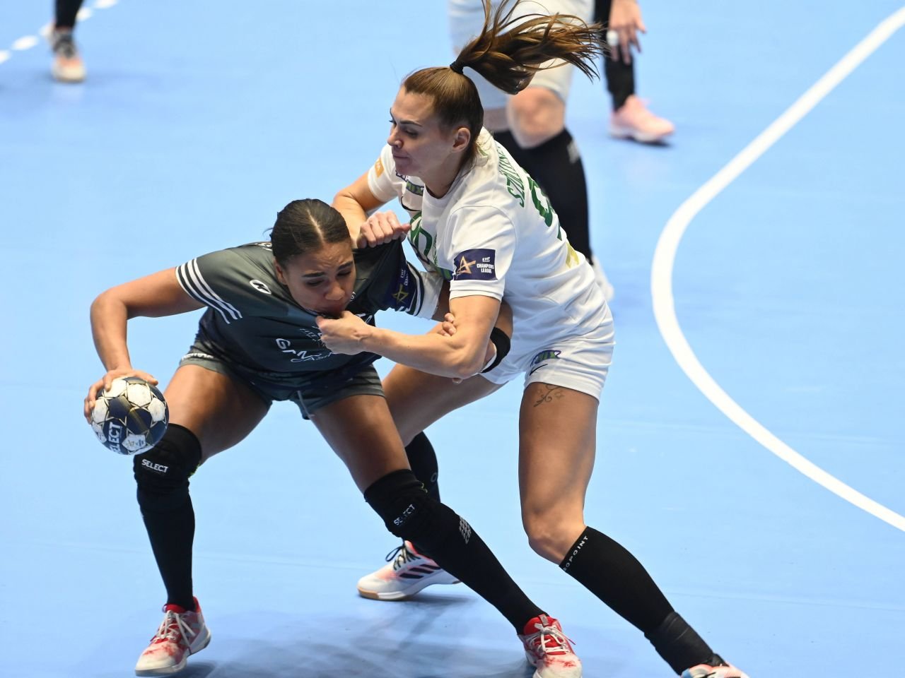 Elizabeth Omoregie și-a prelungit contractul cu CSM București! ”Va face spectacol încă doi ani în tricoul de tigroaică”_3