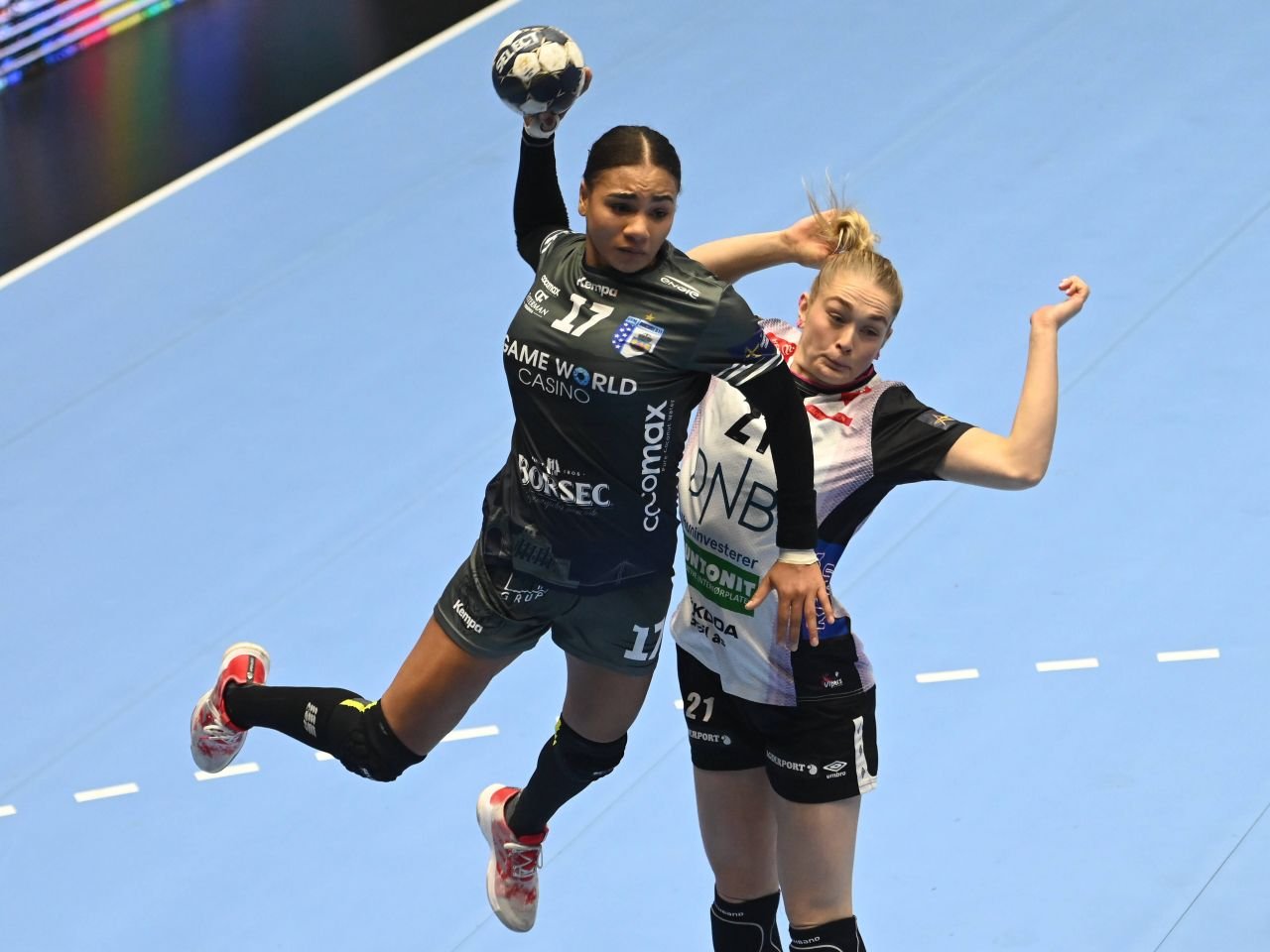 Elizabeth Omoregie și-a prelungit contractul cu CSM București! ”Va face spectacol încă doi ani în tricoul de tigroaică”_5