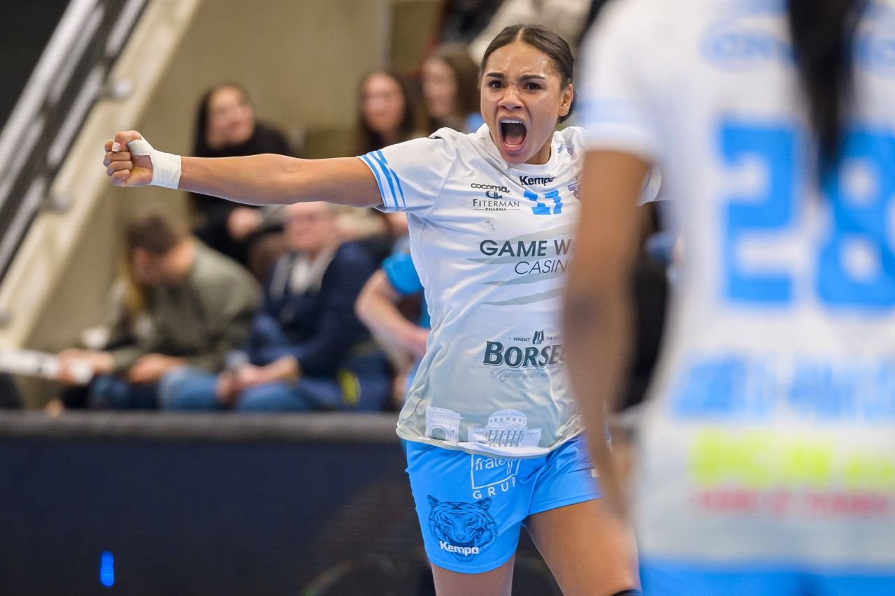 Elizabeth Omoregie și-a prelungit contractul cu CSM București! ”Va face spectacol încă doi ani în tricoul de tigroaică”_7