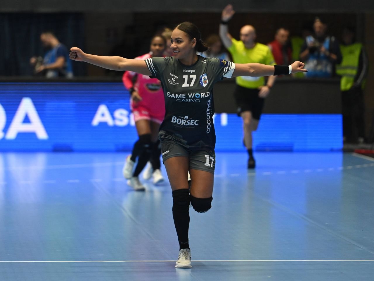 Elizabeth Omoregie și-a prelungit contractul cu CSM București! ”Va face spectacol încă doi ani în tricoul de tigroaică”_8