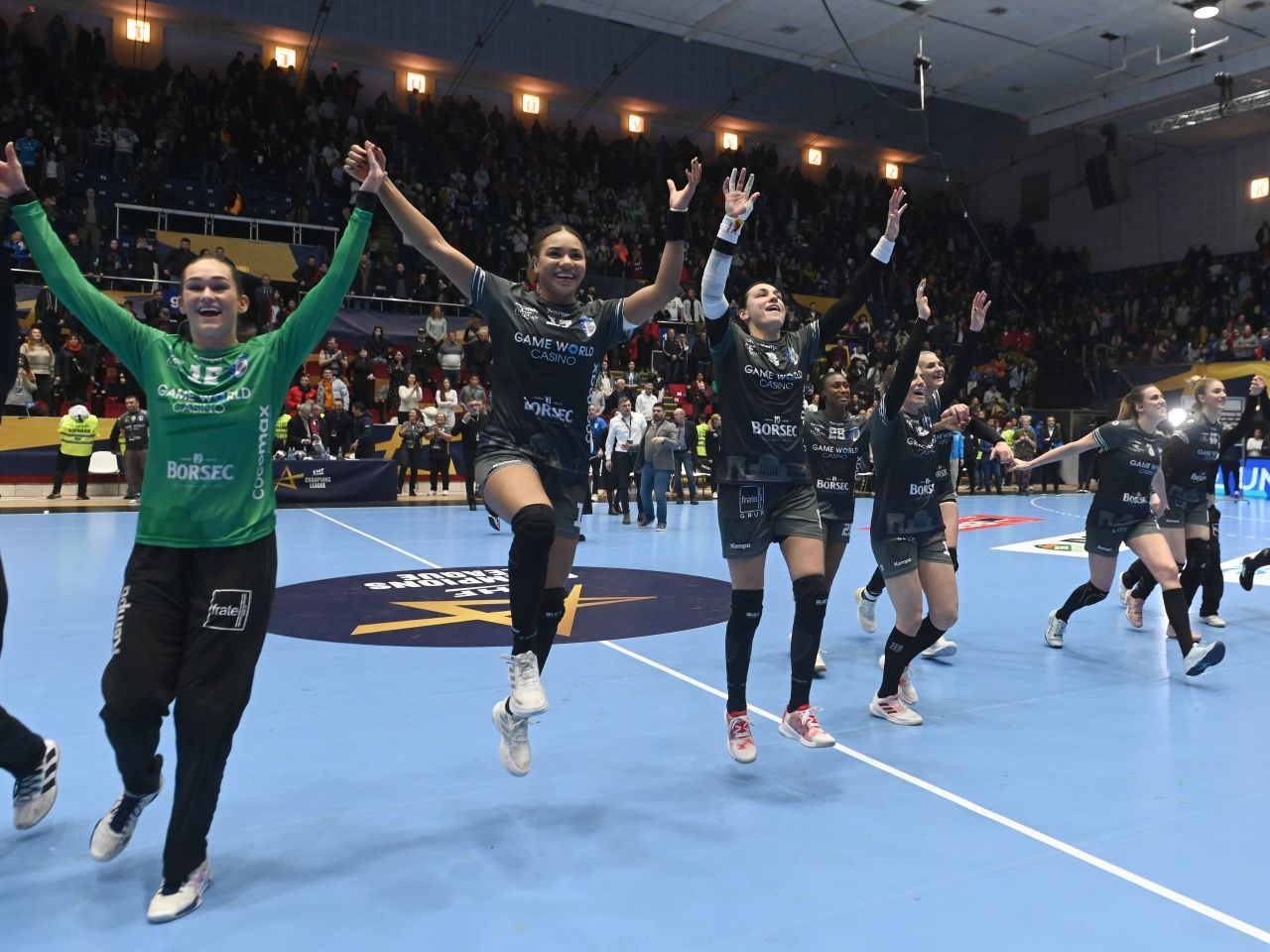 Elizabeth Omoregie și-a prelungit contractul cu CSM București! ”Va face spectacol încă doi ani în tricoul de tigroaică”_9