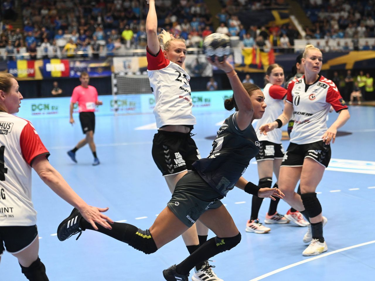 Elizabeth Omoregie și-a prelungit contractul cu CSM București! ”Va face spectacol încă doi ani în tricoul de tigroaică”_11