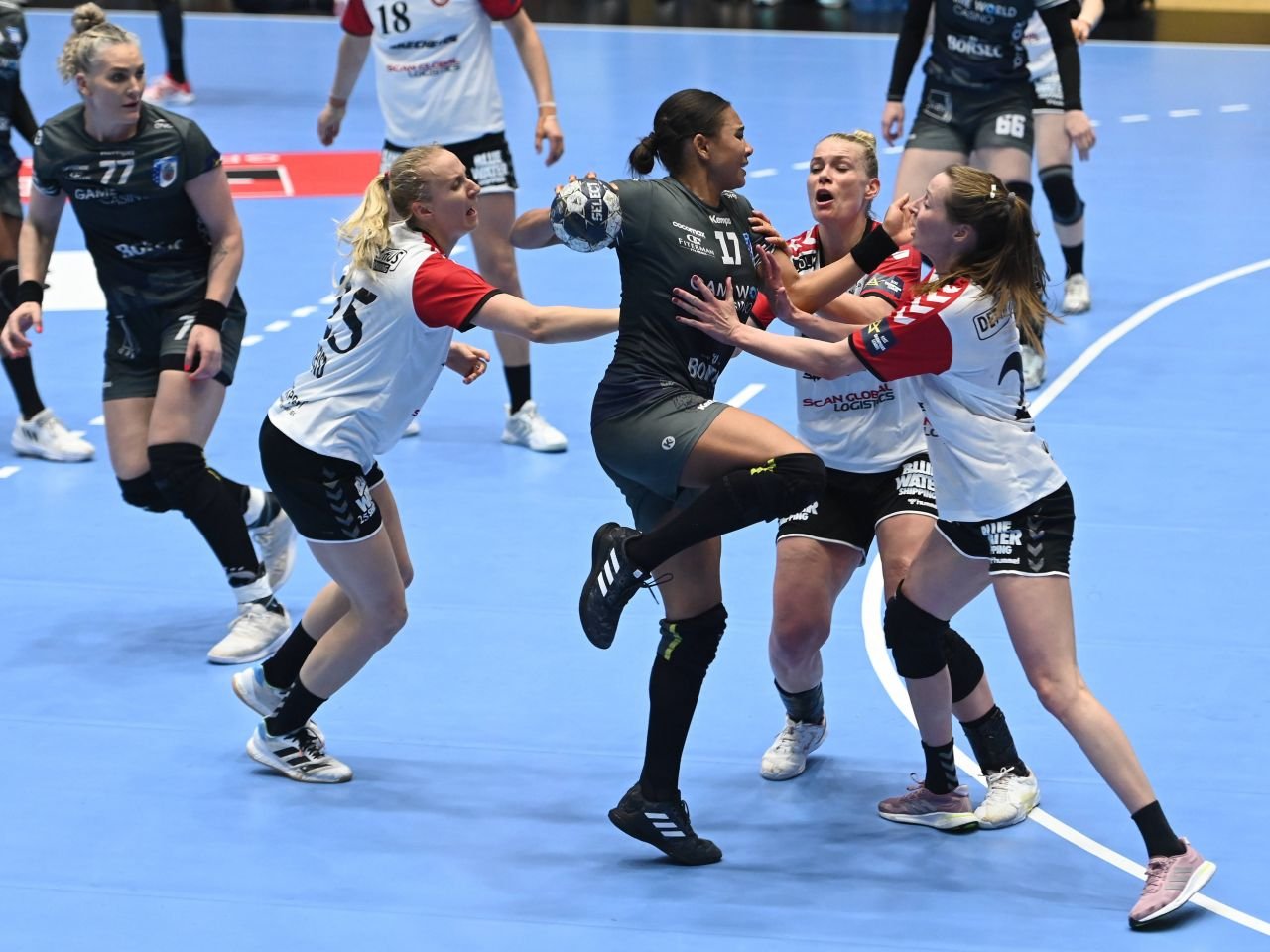 Elizabeth Omoregie și-a prelungit contractul cu CSM București! ”Va face spectacol încă doi ani în tricoul de tigroaică”_12