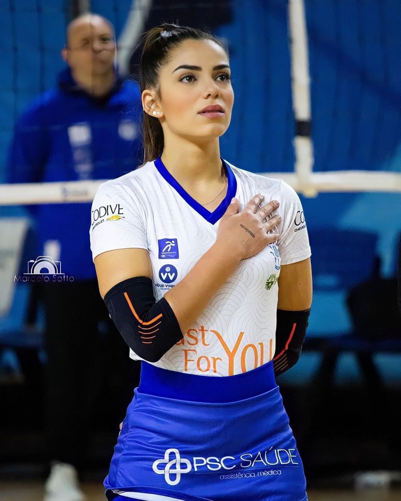 Sexy voleibalista căreia Neymar i-a propus o noapte de dragoste cu ea și geamăna ei a devenit iepuraș Playboy! Cum s-a pozat _25