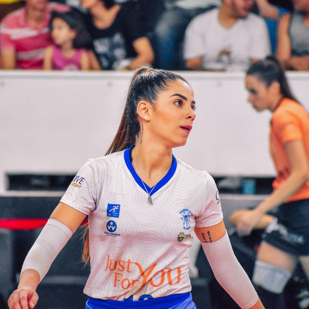 Sexy voleibalista căreia Neymar i-a propus o noapte de dragoste cu ea și geamăna ei a devenit iepuraș Playboy! Cum s-a pozat _41