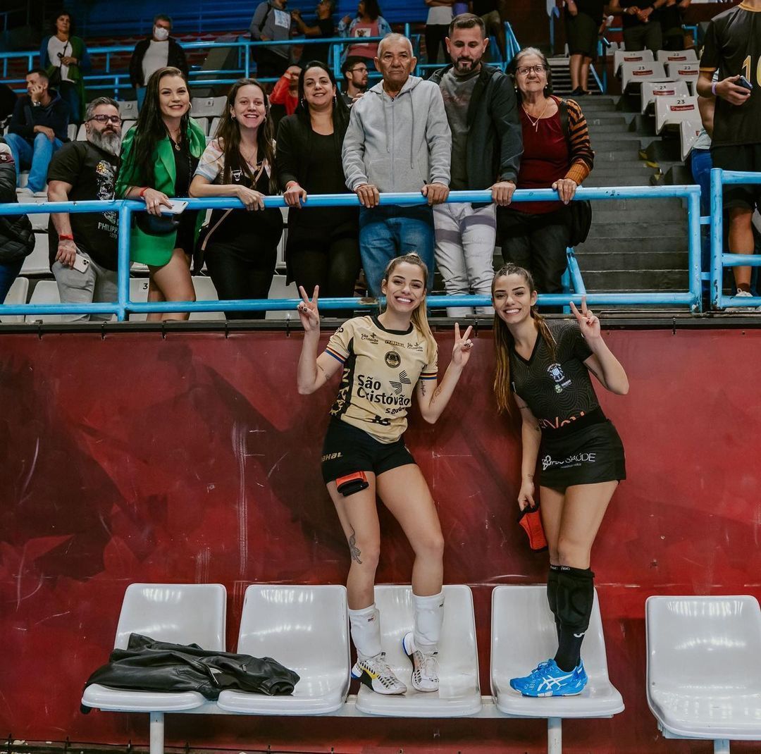 Sexy voleibalista căreia Neymar i-a propus o noapte de dragoste cu ea și geamăna ei a devenit iepuraș Playboy! Cum s-a pozat _70