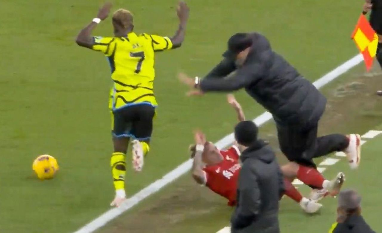 Jucătorul lui Liverpool, accidentat după ce s-a ciocnit cu Klopp! A cerut imediat schimbare_1