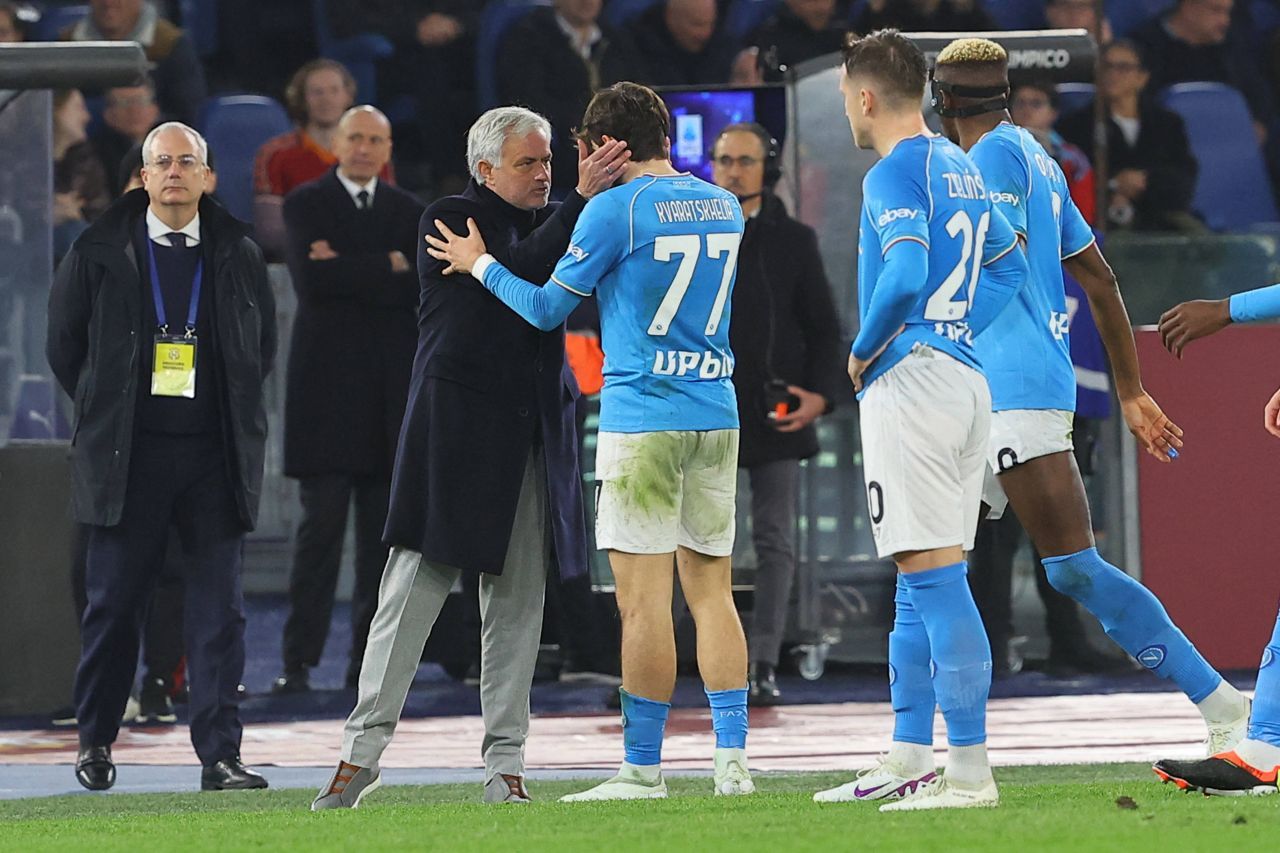 Mourinho și-a pierdut cumpătul! Conflict cu Kvaratskhelia la marginea terenului_2