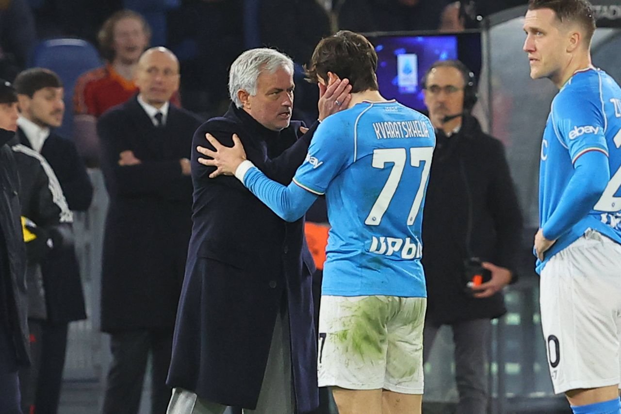 Mourinho și-a pierdut cumpătul! Conflict cu Kvaratskhelia la marginea terenului_3