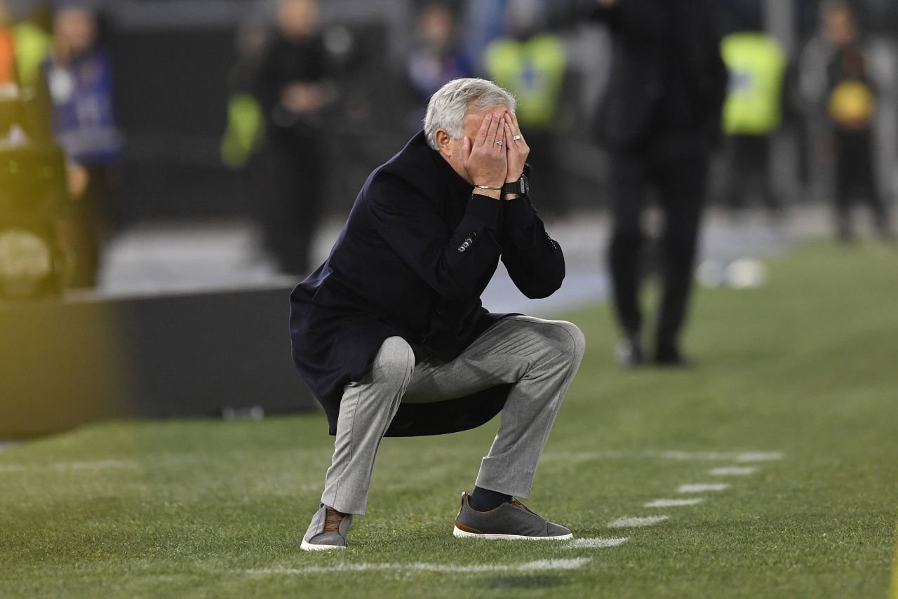 Mourinho și-a pierdut cumpătul! Conflict cu Kvaratskhelia la marginea terenului_11
